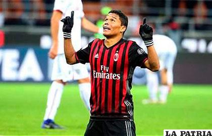 Carlos Bacca anotó el gol del triunfo del Milan