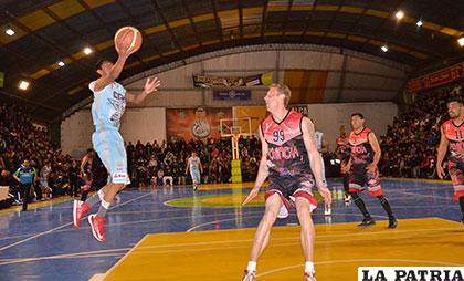 Celmar Alanes con el balón, con la casaca de CAN en la Libobásquet