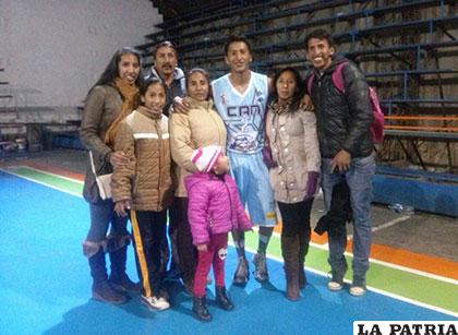 Celmar Alanes junto a su familia que le apoya bastante en este deporte