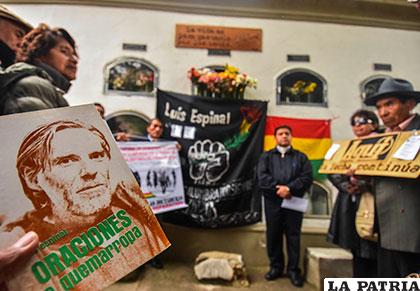 Activistas se dieron cita en la tumba de Luis Espinal para expresar su desacuerdo con la exhumación /APG