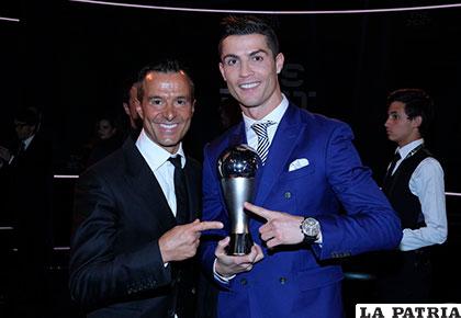 Cristiano Ronaldo junto a Sergio Mendes al final de la gala /as.com