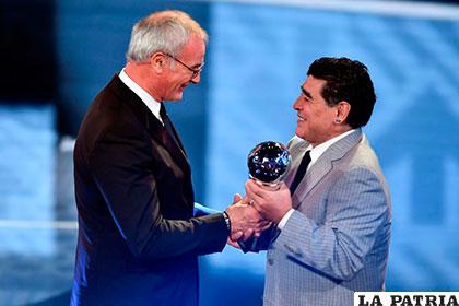Maradona entrega el premio a Claudio Ranieri como Mejor Entrenador /as.com