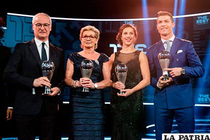 Los premiados Claudio Ranieri, Silvia Neid, Carli Lloyd y Cristiano Ronaldo posan con el trofeo /as.com