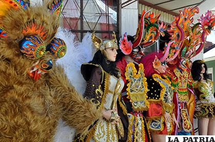 Los bordadores alistan sus mejores trajes para el Carnaval 2017 /Archivo
