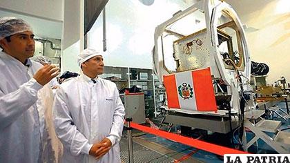 Ollanta Humala (der.) durante una visita mientras el PerúSAT-1 aún estaba en proceso de construcción /rpp-noticias.io