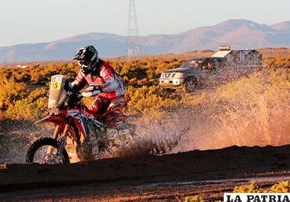 El piloto Michael Metge en su ingreso a territorio argentino