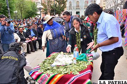 El gobernador Víctor Hugo Vásquez resaltó el valor de la hoja de coca en las costumbres