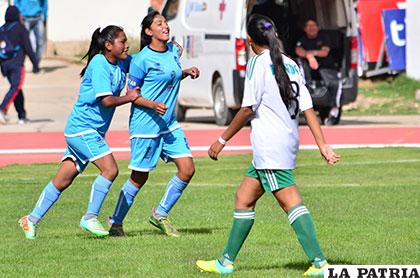Natalia Quiroga festeja el primer gol de Oruro