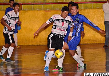 Ahinque con balón dominado ante la marca de Siles
