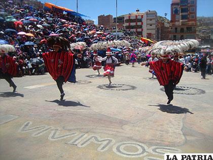 La delicada danza de los Suris es parte del majestuoso Carnaval /SURI UTO