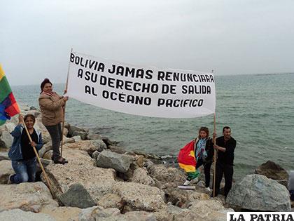 Bolivianos en las costas del Pacífico piden Mar para Bolivia /comunicacion.gob.bo