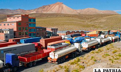 Transporte pesado parado en carretera al puerto de Arica /ASPB/Archivo