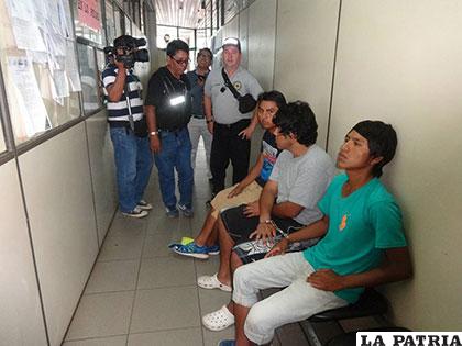 La imagen muestra a tres de los cinco, hasta ahora detenidos, por la muerte del joven Cusi