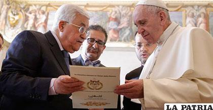 El Papa Francisco intercambia regalos con el presidente palestino Mahmoud Abás /publico.es