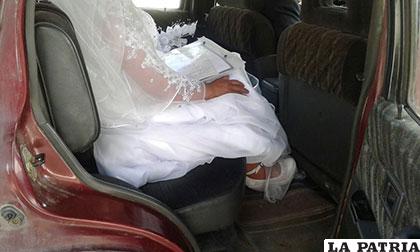 La novia se quedó esperando en un vehículo /WHATSAPP