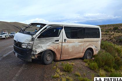 Minibús que colisionó en la carretera Oruro - La Joya