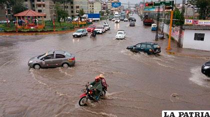 Calles inundadas a consecuencia de precipitaciones pluviales en Lima