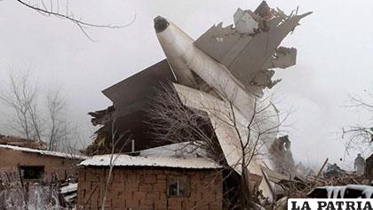 El avión se partió en cuatro grandes fragmentos que dañaron las casas y ocasionaron las muertes /eldia.com.do