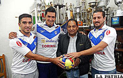 Los tres refuerzos argentinos junto al presidente del club, Edwin Zeballos