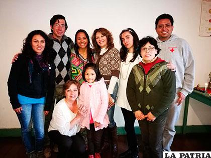 La representante del Movimiento Salud Mental Comunitaria, Natalia Martins (centro), en su visita a Oruro