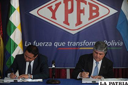 Autoridades de YPFB y YPF Argentina durante la firma del contrato /APG