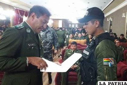 El comandante de Policía, coronel Ramiro Cuba, hizo entrega de los reconocimientos