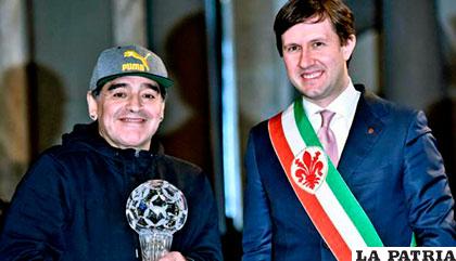 Diego Maradona posa junto al alcalde de Florencia, Dario Nardella /elcomercio.com