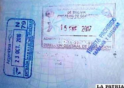 Pasaporte argentino con el sello que indignó al periodista /@edufeiok