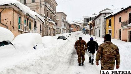 La nieve en Italia dificulta las tareas de socorristas