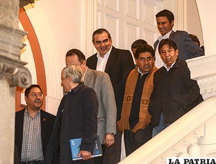 Algunos ministros y el vicepresidente García tras la última reunión de gabinete /APG