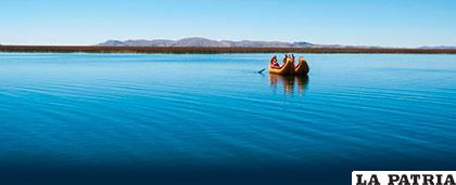 El lago Titicaca comparte frontera con Bolivia y se encuentra a 3.800 metros sobre el nivel del mar