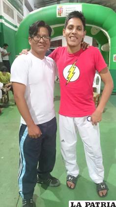 Shnnor Aguilar junto al deportista Sebastián Robles