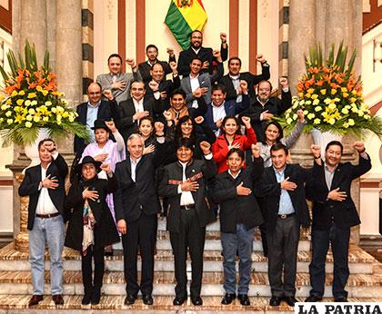 Evo Morales y sus ministros, después de la última reunión de gabinete /APG