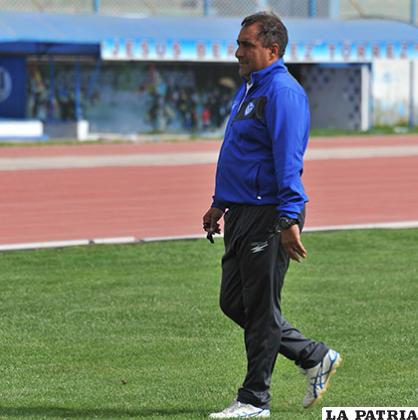 Julio Zamora, entrenador del equipo 