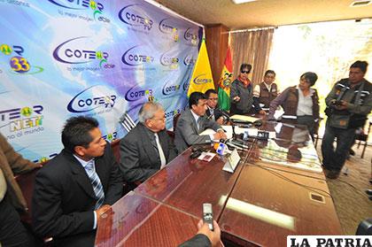 Los miembros del Consejo de Administración de Coteor en conferencia de prensa