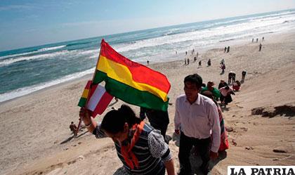 La bandera boliviana es ostentada con orgullo en playas chilenas