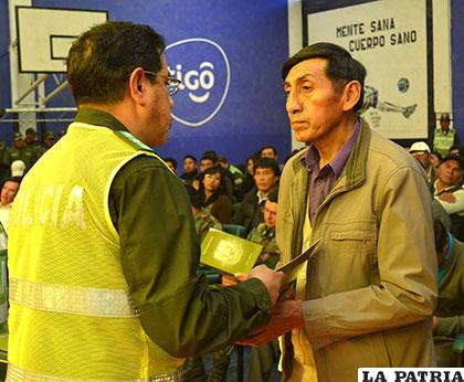 Uno de los participantes recibe el diploma del curso de manos del coronel Montero, director de Tránsito en Oruro