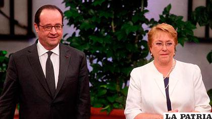 La presidenta chilena, Michelle Bachelet y su homólogo francés, François Hollande