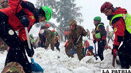 Equipos de rescate buscan supervivientes en el hotel sepultado por la nieve en Italia