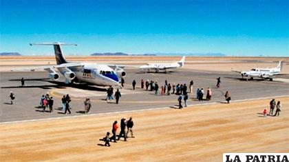El aeropuerto de Uyuni está a 203 kilómetros de la ciudad de Potosí /ANF
