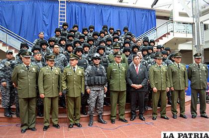 Principales autoridades policiales de Oruro junto a los efectivos de la UTOP