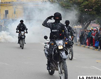 Los policías montados sobre sus motos saludando a las autoridades
