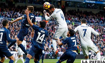 Sergio Ramos, autor de los dos goles del Madrid, de cabeza anota el primero