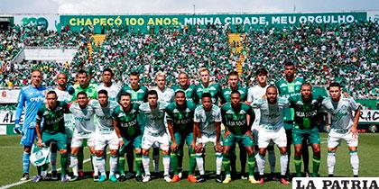 La nueva plantilla del Chapecoense posa junto a los jugadores de Palmeiras
