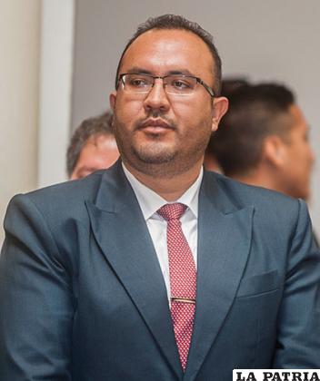 Milton Claros Hinojosa - Ministro de Obras Públicas (Ratificado): Fue responsable de la Unidad Territorial de Pongo en el Fondo Nacional de Inversión Productiva y Social (FPS), Cochabamba; jefe de Evaluación y Seguimiento de Proyectos del FPS en los departamentos de Oruro y Cochabamba y se desempeñó como gerente técnico y de desarrollo del FPS, en La Paz.