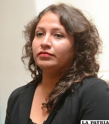 Ariana Campero Nava - Ministra de
Salud (Ratificada): En 2014 fue posesionada como viceministra de Salud y el 23 de enero de 2015 la nombran ministra de Salud de Bolivia, cabe mencionar que durante la posesión del ministerio para la gestión 2015, Campero fue la ministra más joven con tan solo 28 años de edad.
