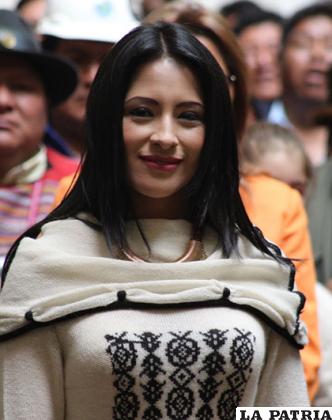 Wilma Alanoca Mamani - Ministra de
Culturas (Nueva): Por bastante tiempo trabajó como periodista y presentadora de Tv, y fue elegida como concejal de la ciudad de El Alto en las elecciones del 2015.