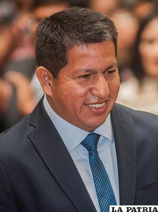Luis Alberto Sánchez Fernández - Ministro de Hidrocarburos (Ratificado): Trabajó 15 años en el sector hidrocarburífero. Ocupó cargos de jefe de Unidad, director, gerente, vicepresidente hasta llegar a la presidencia de Yacimientos Petrolíferos Fiscales Bolivianos (YPFB Corporación), fue designado como Ministro de Hidrocarburos y Energía en  enero de 2015.