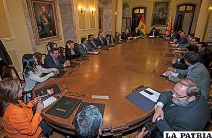 El Presidente Evo y sus ministros en una primera reunión /APG