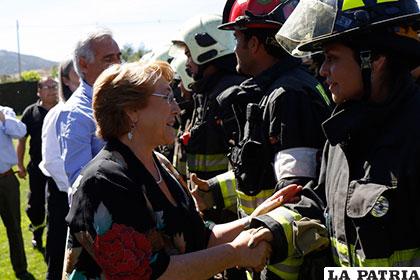 Bachelet visitó los lugares afectados por los incendios /elmostrador.cl